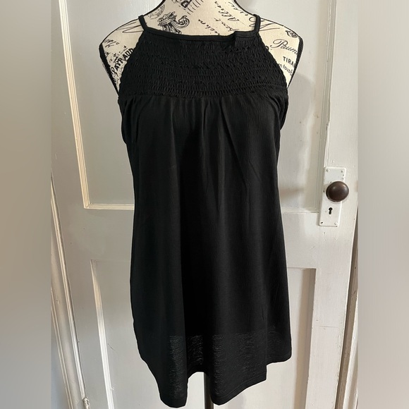 Black flowy tank top with keyhole closure on back - Picture 2 of 4